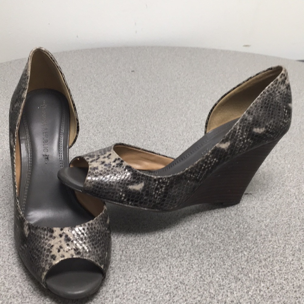 🍀 Banana Republic D’Orsay Wedge open toe